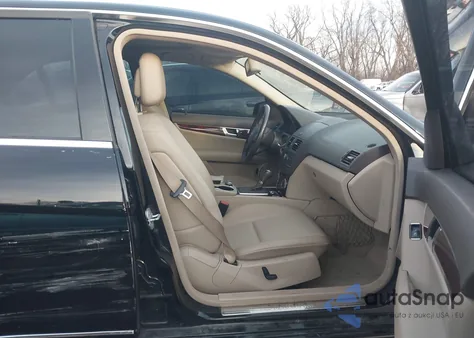 2011 Mercedes-Benz C 300 Sport 4Matic z USA, uszkodzony, nr VIN WDDGF8BB3BR167936